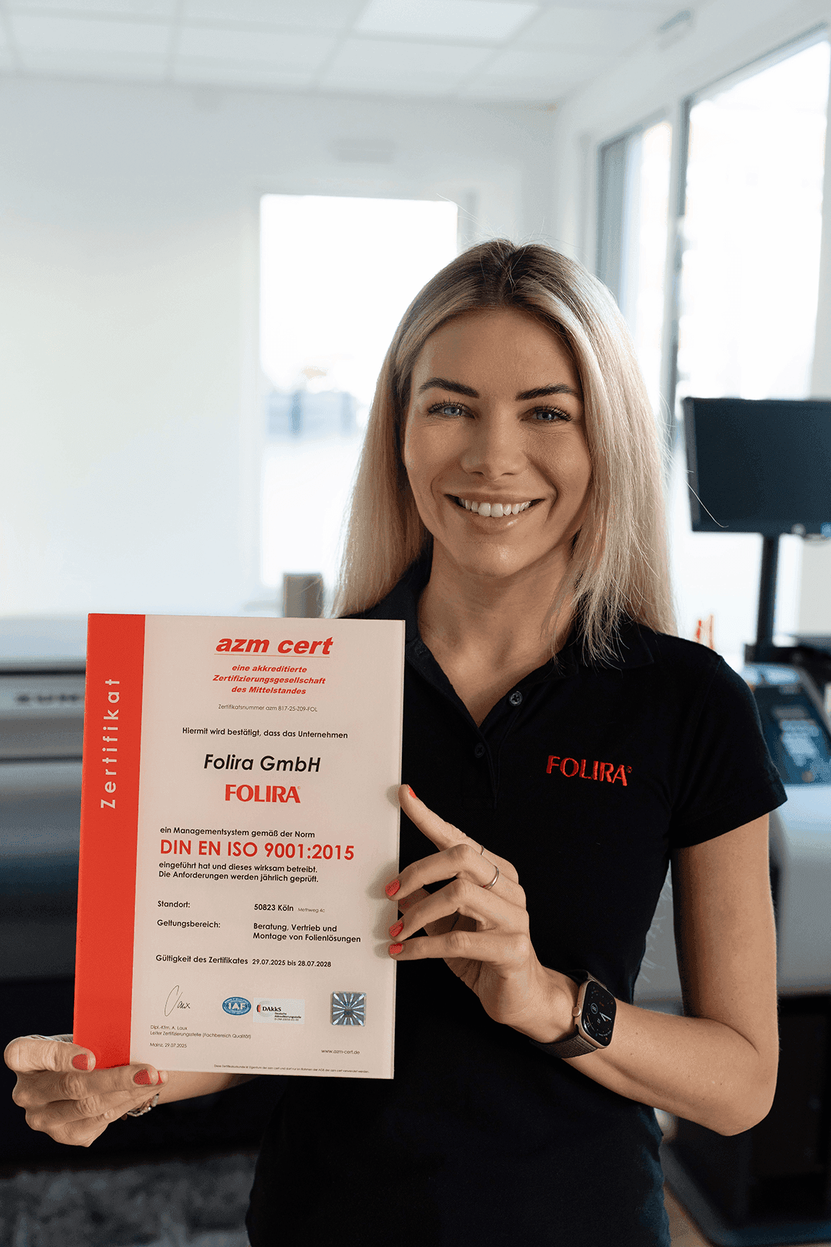 CEO Jasmin Raich mit ISO9001 Zertifikat