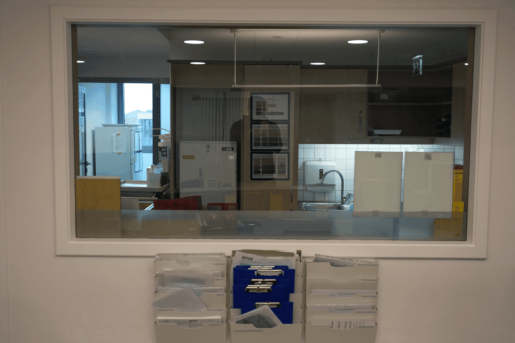 MÖBELFOLIE Empfangsbereich Klinik Köln – Foto 5