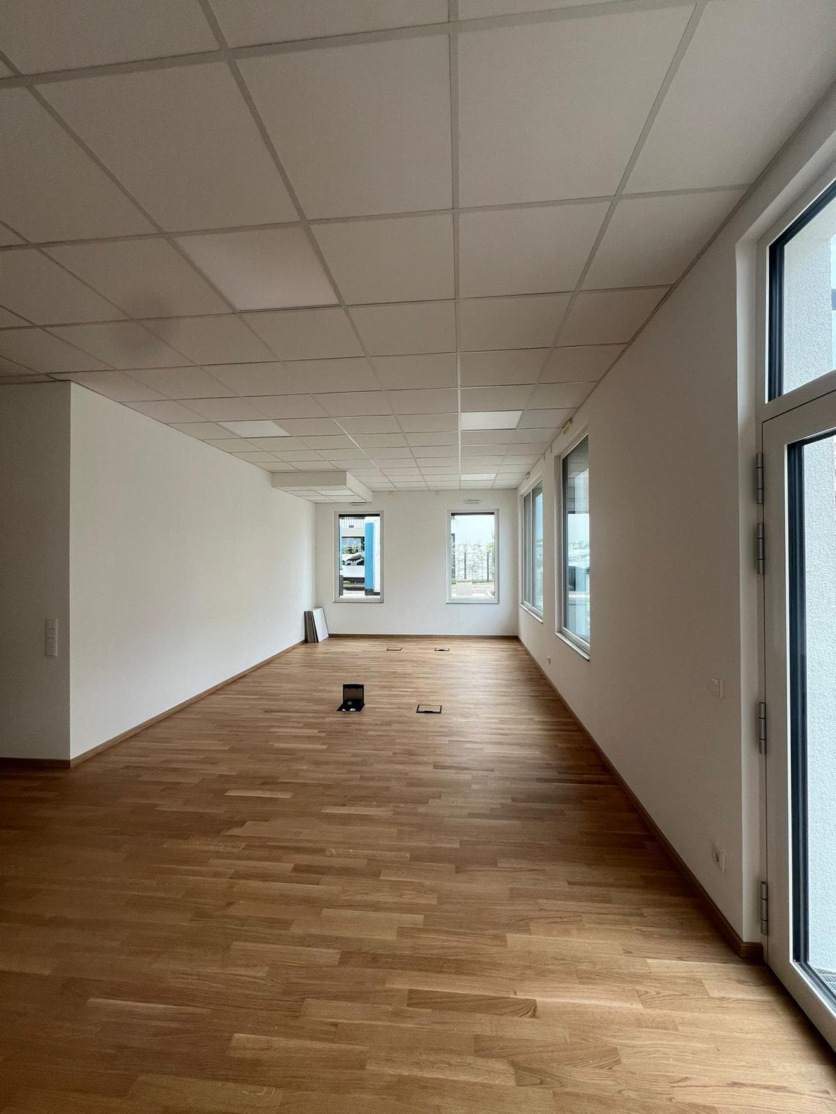 Großer leerer Raum in neuem Büro