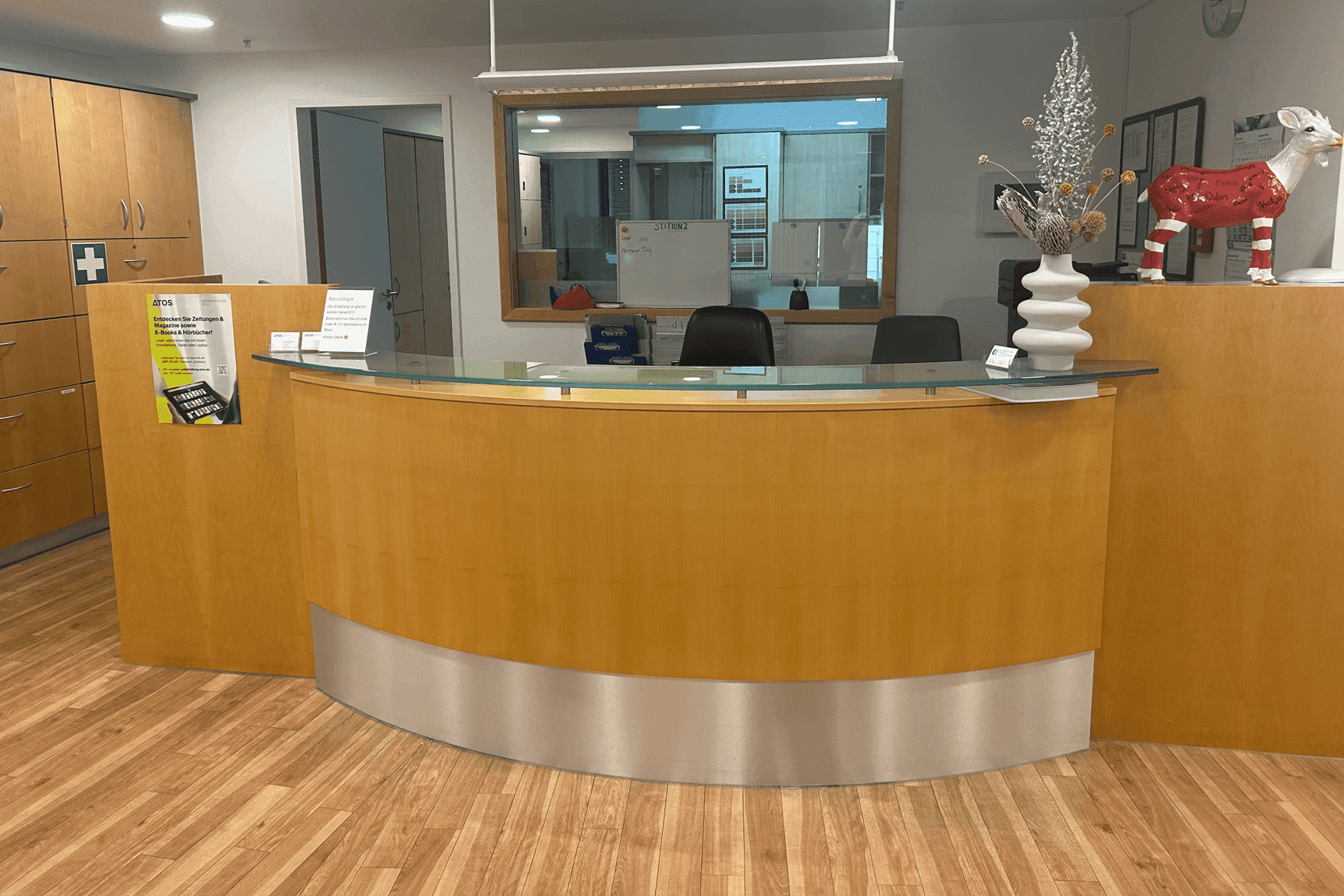 MÖBELFOLIE Empfangsbereich Klinik Köln – Foto 2