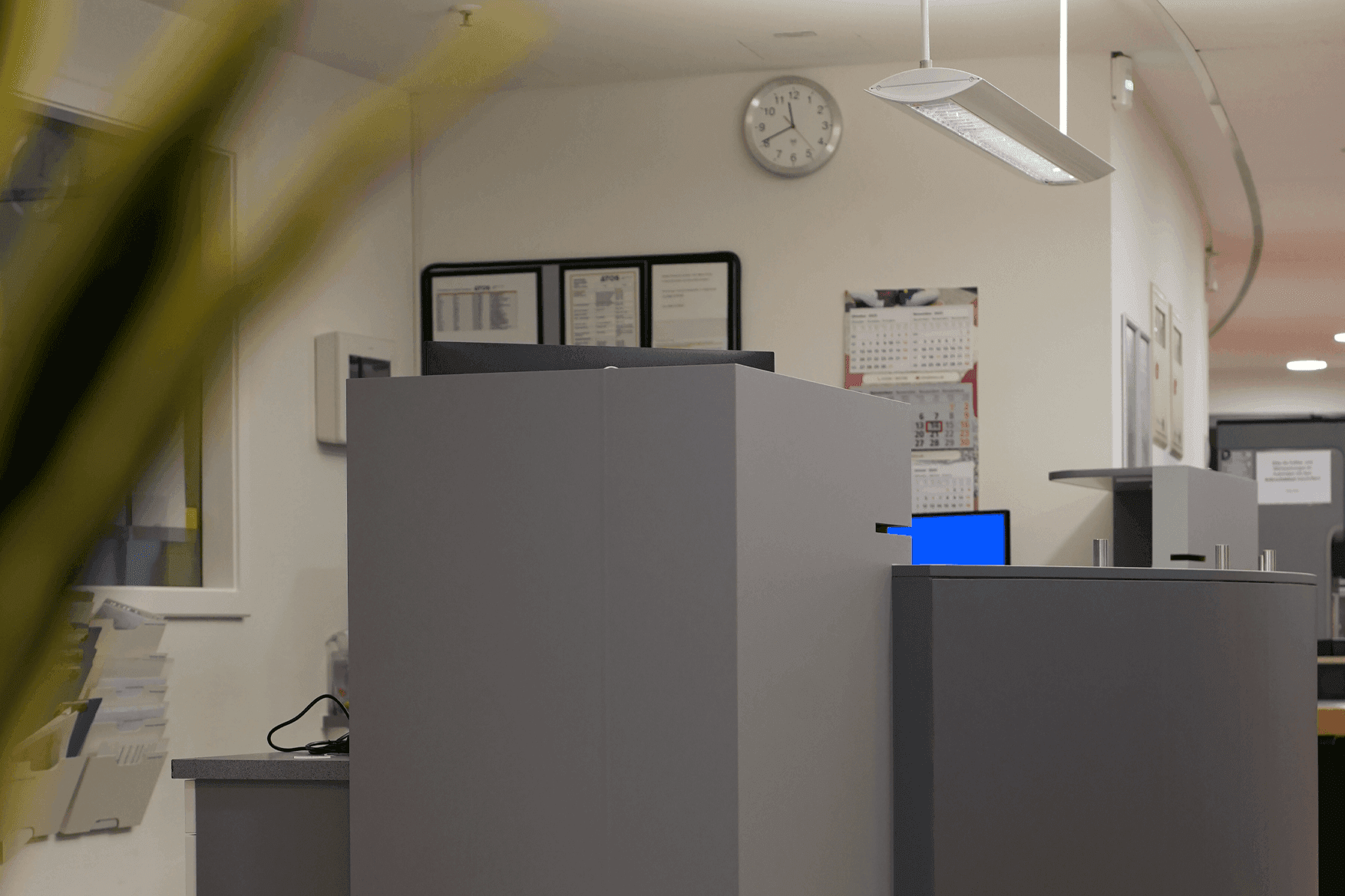 MÖBELFOLIE Empfangsbereich Klinik Köln – Foto 1