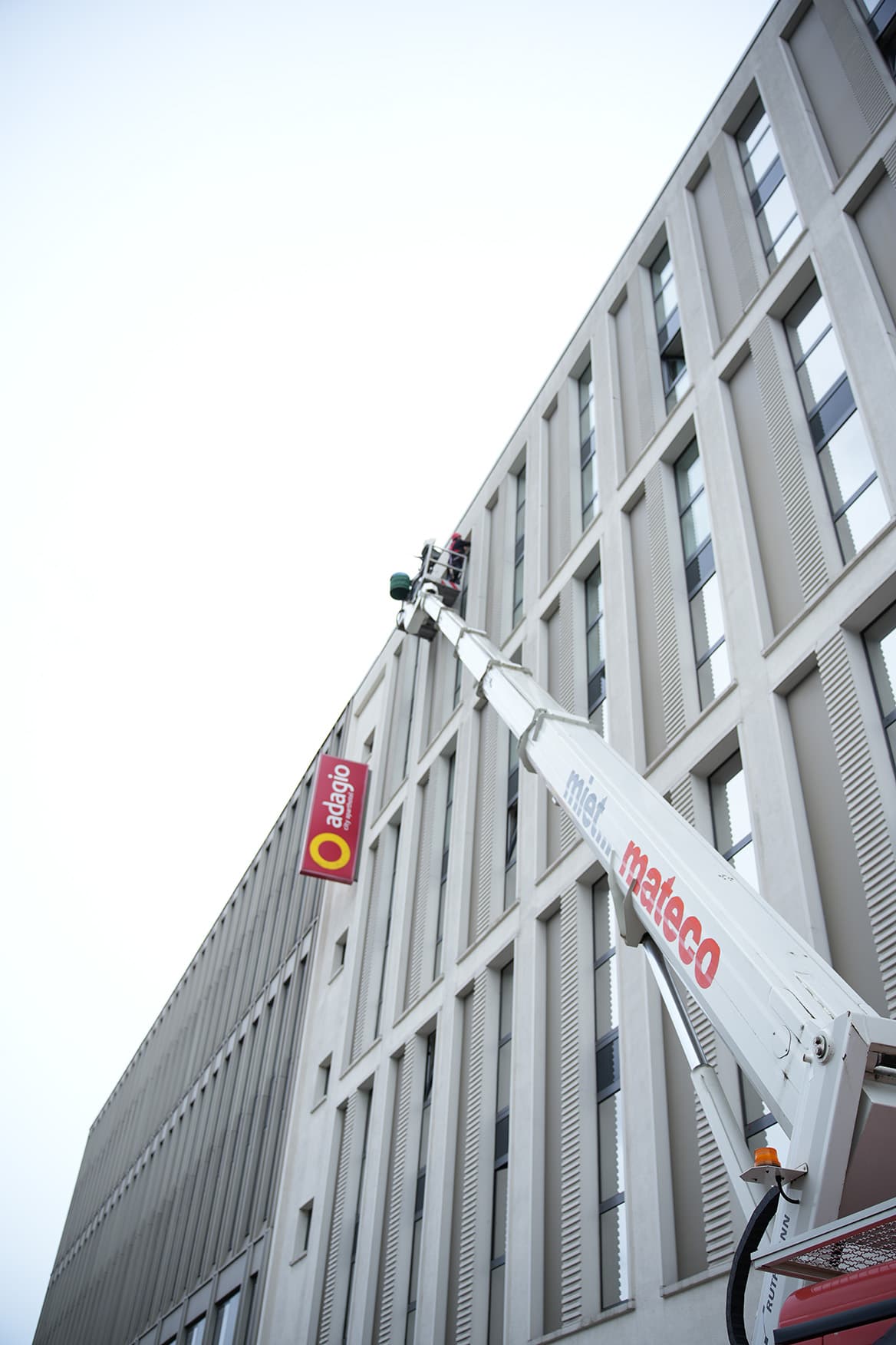 Hebebühne von mateco im Einsatz bei Folierungsarbeiten (Sonnenschutzfolie) am Adagio Köln