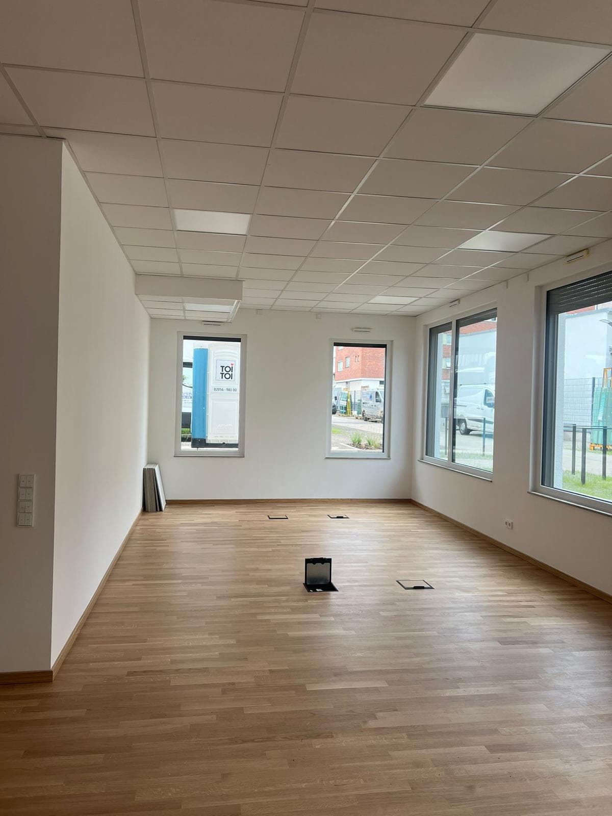 Großer leerer Raum in neuem Büro